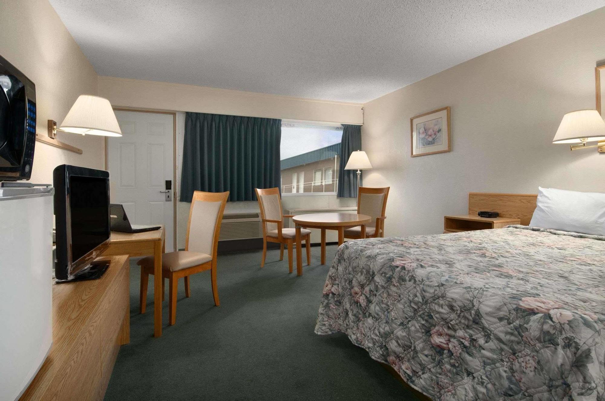 Skyview Swift Current Hotel Екстериор снимка