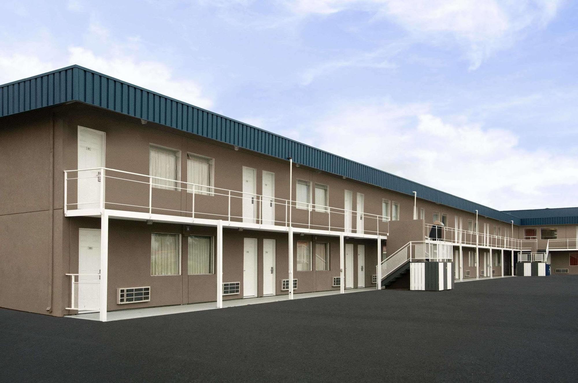 Skyview Swift Current Hotel Екстериор снимка